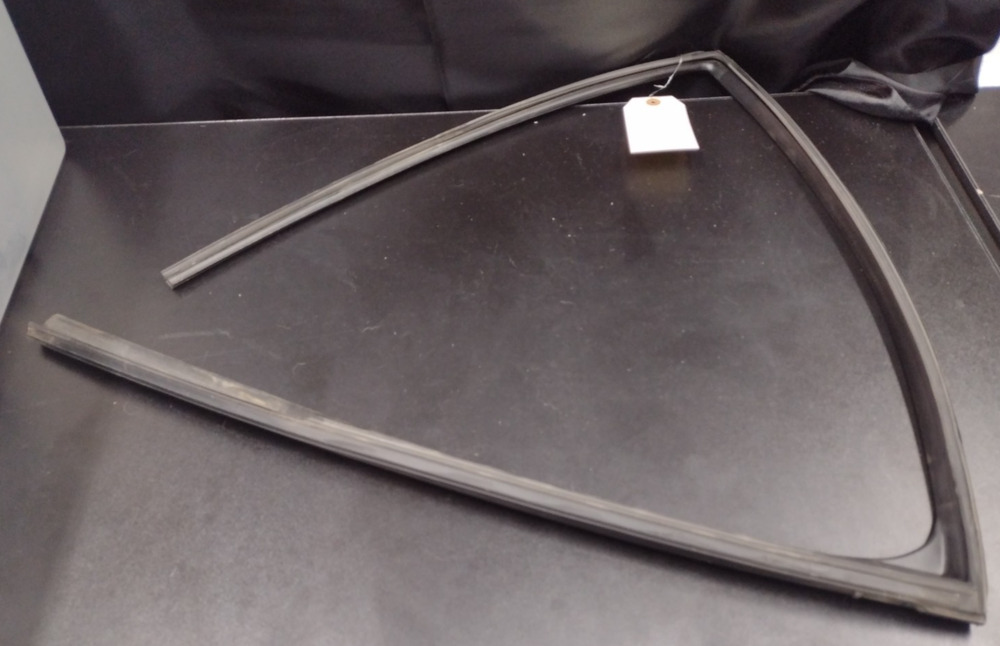 2016 TOYOTA PRIUS REAR RIGHT DOOR WINDOW GLASS RUN CHANNEL SEAL OEM